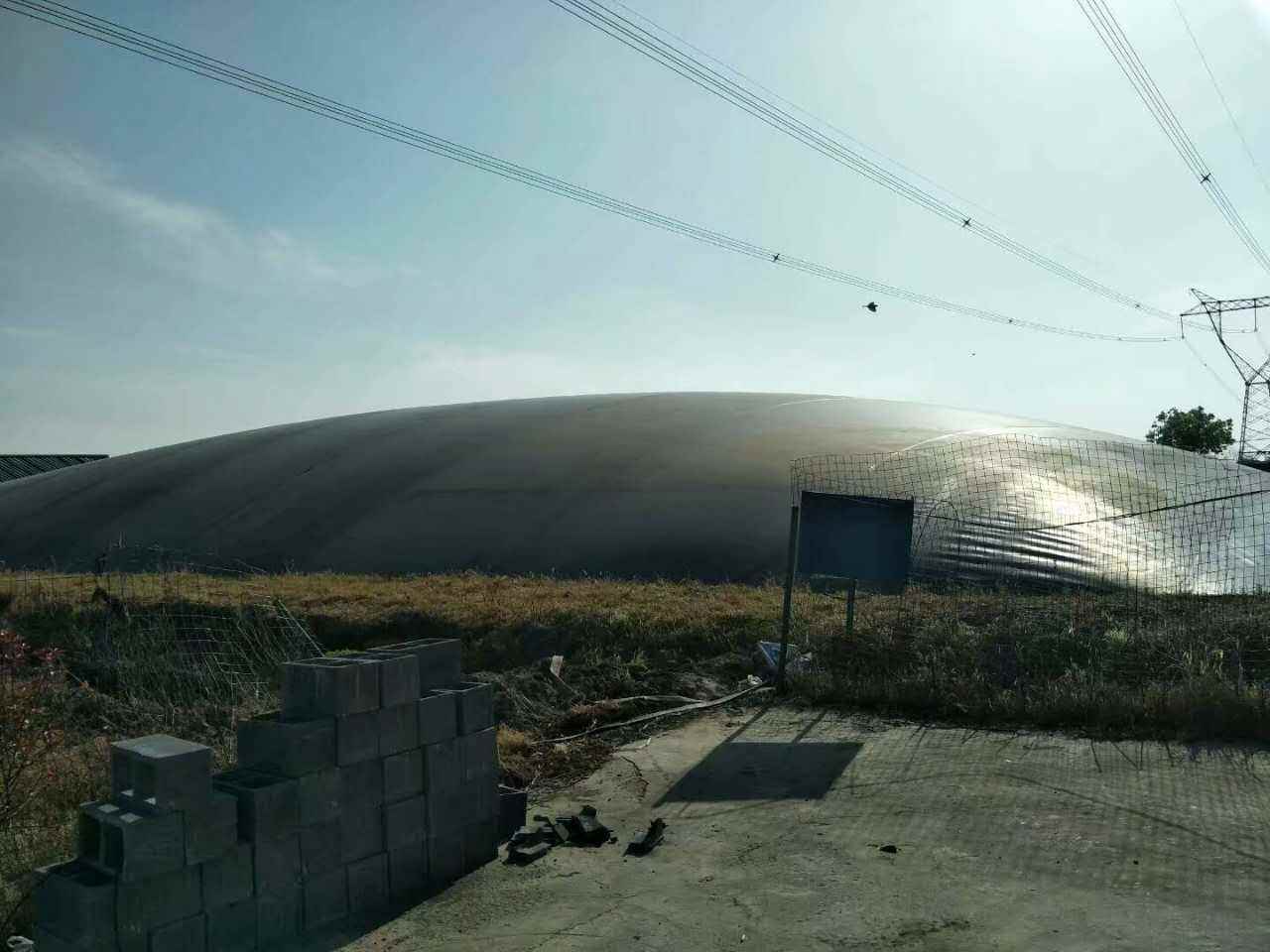 修筑完工的外圍堰鋪設土工膜表面一定要加寬嗎？